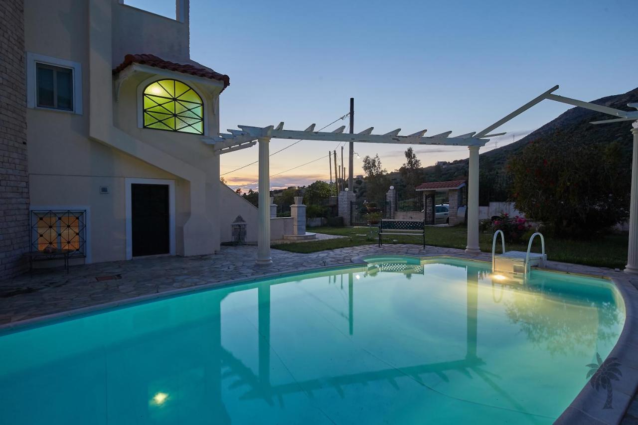 Villa Konstadina With Swimming Pool Kalivia Thorikou Eksteriør bilde